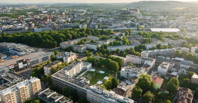 Jak dojechać na Osiedle Szkolne Kraków? Kompletny przewodnik