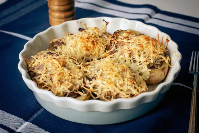Patatas rellenas de carne de la abuela, gratinadas con queso dorado y crujiente, listas para disfrutar.