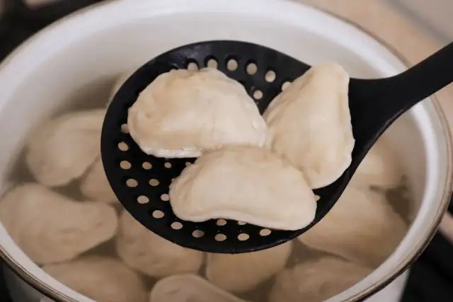 Jak gotować mrożone pierogi? Perfekcja w 5 minut!