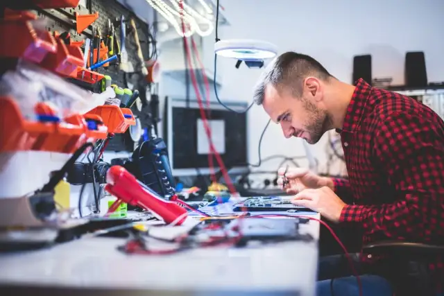 Elektryk: Dobry Zawód? Zarobki, Przyszłość i Jak Zacząć