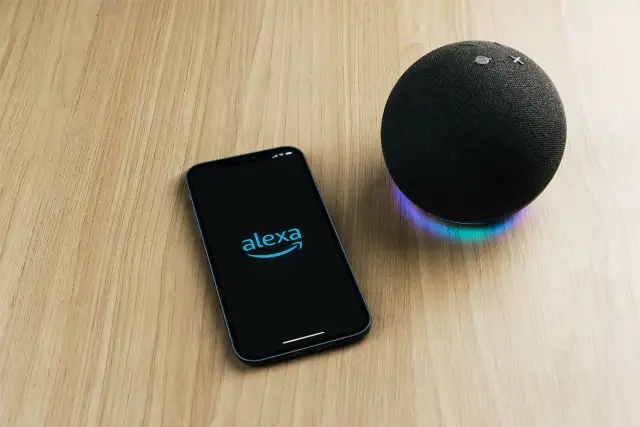 Alexa - Czym jest, jak działa i czy warto ją mieć w Polsce?