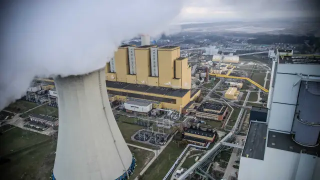 Wielka chłodnia kominowa i bloki elektrowni węglowej. Dyskusja o transformacji energetycznej, węgiel vs. elektrownie jądrowe.