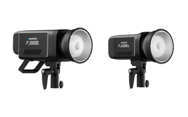 Dwa czarne lampy studyjne Westcott FJ800 i FJ400II na statywach, gotowe do sesji zdjęciowej.