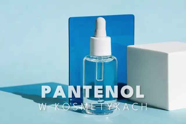 Szklana buteleczka z pipetką, na tle niebieskiego szkła i białego sześcianu. Napis "Pantenol w kosmetykach" wyjaśnia, pantenol co to za składnik.