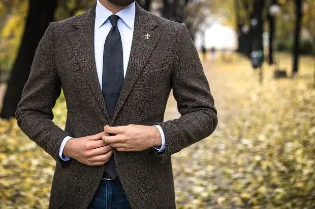 Jakie są modne krawaty – najnowsze trendy, kolory i wzory, które zachwycą