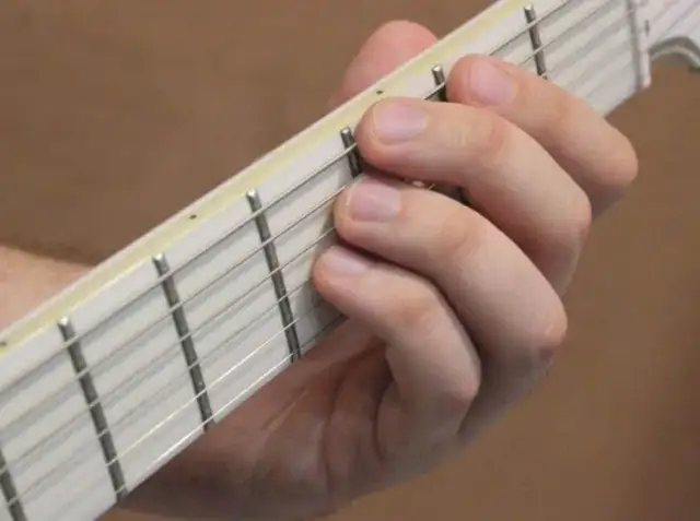 Jak trzymać gitarę elektryczną, aby uniknąć bólu i poprawić grę
