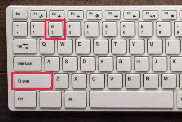 Klawiatura z podświetlonym klawiszem "@" (małpa znak) i klawiszem Shift.
