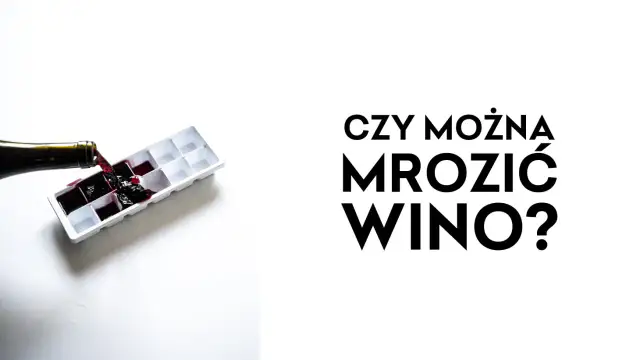 Czerwone wino wlewane do pojemnika na kostki lodu. Czy wino zamarza? Pytanie na białym tle.