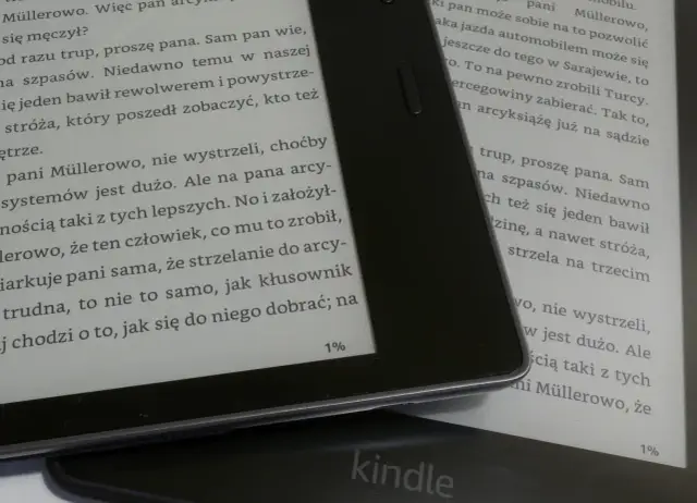 Kindle z książką, na ekranie tekst, który może pomóc w nauce jak kupić książkę na Kindle.