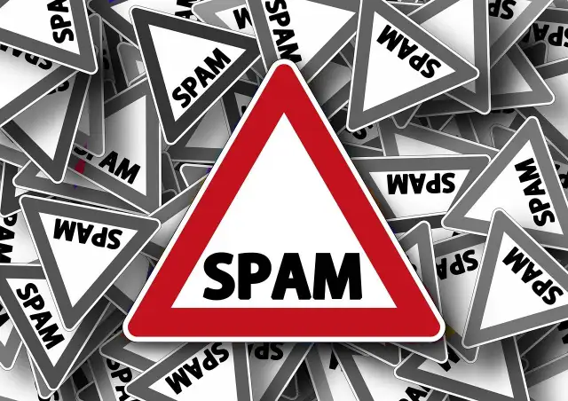 Mnóstwo znaków ostrzegawczych "SPAM" symbolizuje potrzebę ochrony przed niechcianymi wiadomościami.