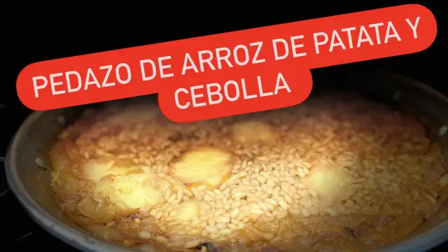 Un delicioso arroz con cebolla y patatas, recién salido del horno, listo para disfrutar.