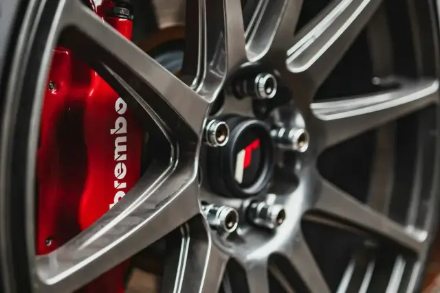 Felga aluminiowa po polerowaniu, z widocznym czerwonym zaciskiem hamulcowym Brembo.