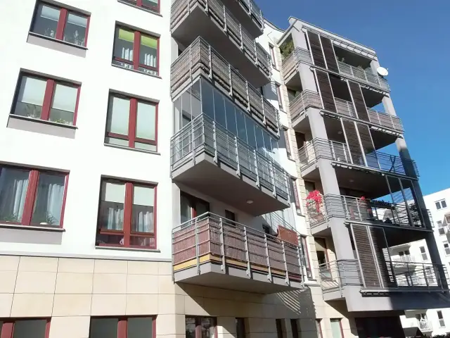 Ile kosztuje zabudowa balkonu w bloku? Sprawdź, co wpływa na cenę