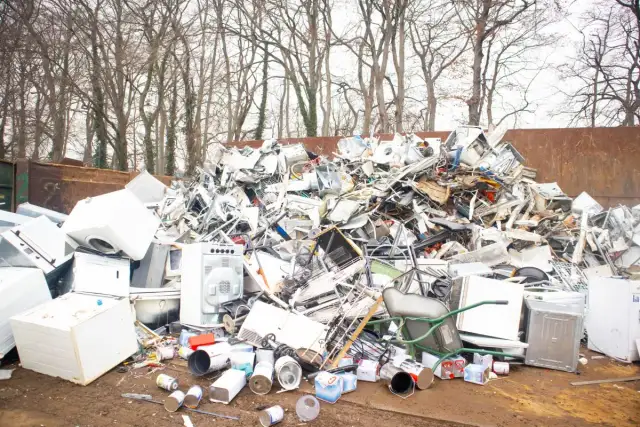 Góra złomu AGD, w tym pralki i lodówki. Trudno określić, ile waży agregat z lodówki w takim bałaganie.