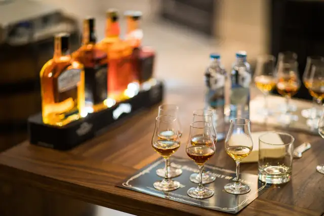 Bimber a whisky - Poznaj różnice, których nie widać w kieliszku
