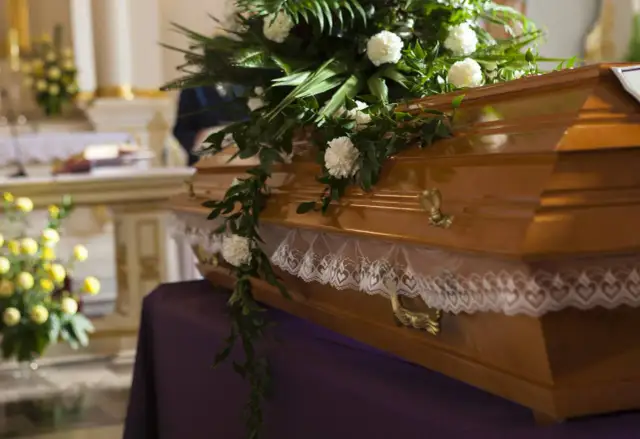 Ofiara za pogrzeb - Ile wypada dać i jak uniknąć niezręczności?