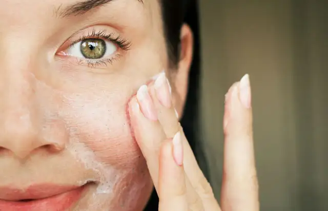 Schuppige Gesichtshaut? Die besten Cremes & Tipps vom Experten