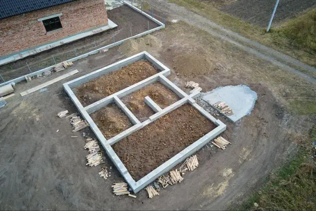 Jak wykończyć fundament domu: sprawdzone techniki i materiały