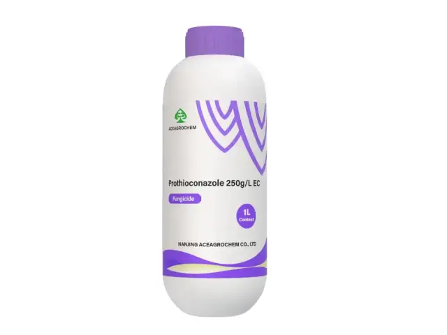 Biała butelka z fioletową nakrętką, zawierająca fungicyd Prothioconazole 250g/L EC, pojemność 1L.