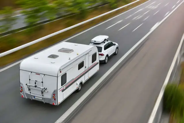 Czy bus z przyczepą musi mieć e-TOLL? Ważne informacje dla kierowców