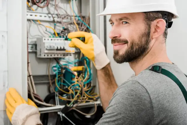 Ile trwa kurs elektryka? Poznaj różnice w czasie trwania szkoleń