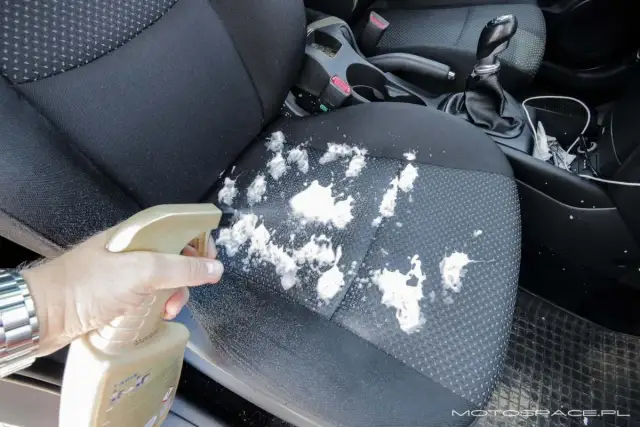 Jak skutecznie wyczyścić tapicerkę w aucie? Poradnik DIY