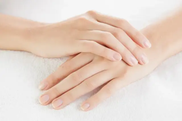 Chiński manicure na czym polega? Poznaj sekrety zdrowych paznokci.
