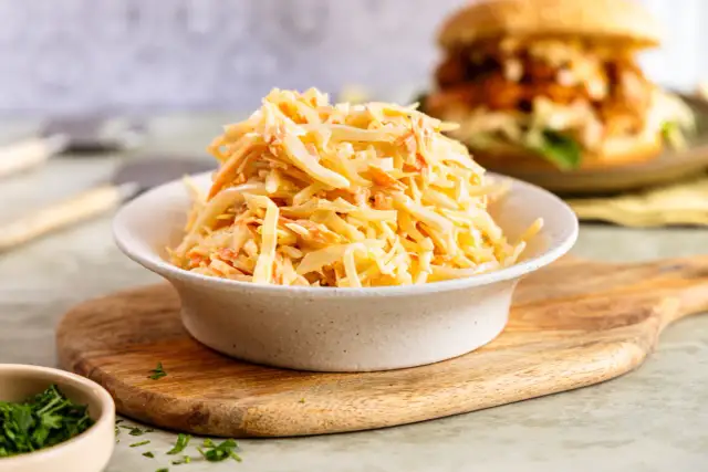 Frischer Krautsalat, perfekt für Ihr coleslaw rezept. Cremig und knackig, eine köstliche Beilage.