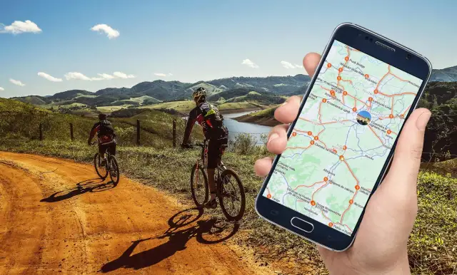 Rowerzyści na malowniczej trasie, a w dłoni smartfon z mapą - idealna aplikacja na rower do odkrywania nowych szlaków.
