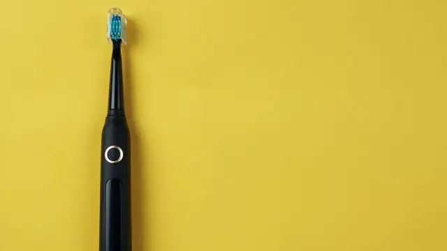 Szczoteczka soniczna czy zwykła - która naprawdę lepiej dba o zęby?