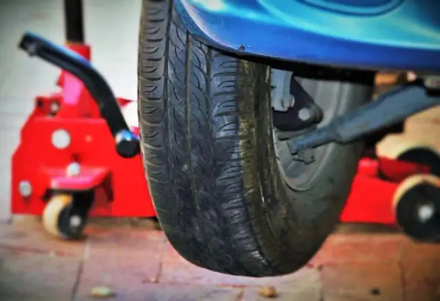 Jak bezpiecznie podnieść samochód w domu? Poradnik krok po kroku