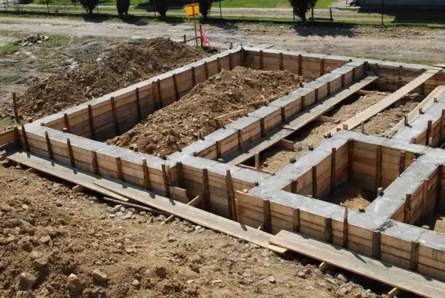 Jak wykonać fundament: Kluczowe kroki, aby uniknąć błędów budowlanych