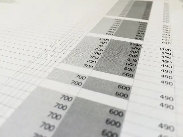 Zbliżenie na arkusz kalkulacyjny Excel z widocznymi liczbami i siatką.