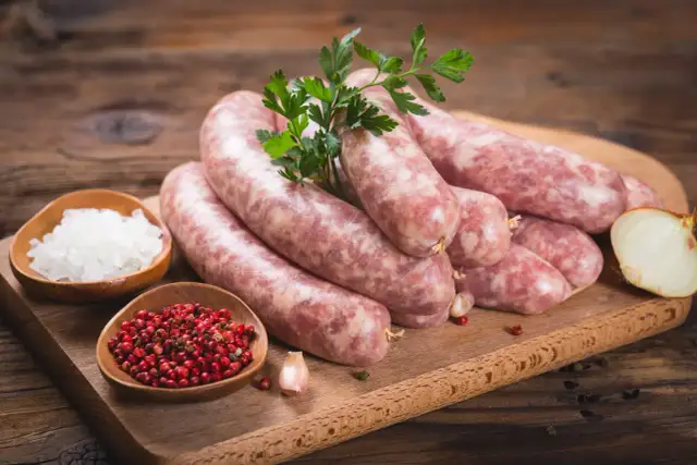 Ile gotować kiełbasę śląską, aby była idealnie soczysta i smaczna?