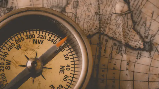 Nawigacja bez GPS: Jak wyznaczyć azymut i wrócić do domu?
