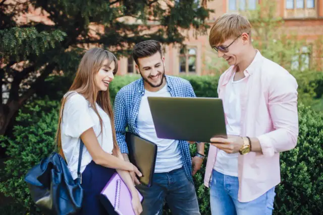 Co po studiach magisterskich? Sprawdź najlepsze ścieżki kariery