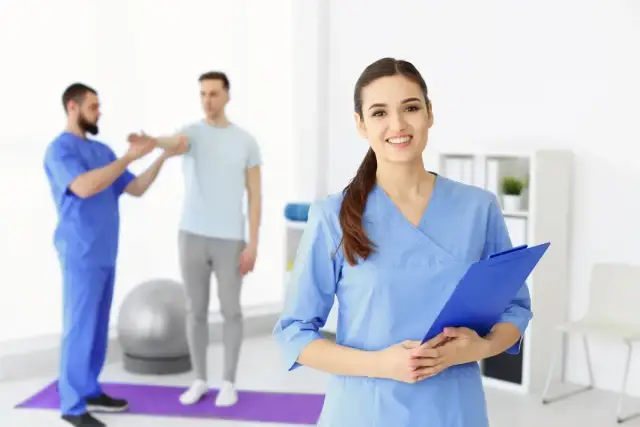 Ile zarabia fizjoterapeuta na kontrakcie? Zaskakujące różnice w wynagrodzeniach