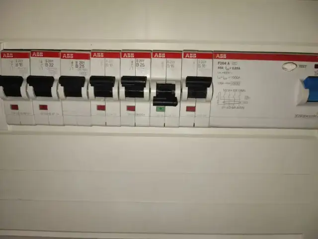 Rząd wyłączników automatycznych ABB, w tym zabezpieczenie przedlicznikowe, zapewnia bezpieczeństwo instalacji elektrycznej.