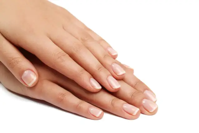 Eleganckie dłonie z klasycznym french manicure. Dowiedz się, jak zrobić french zwykłym lakierem, by uzyskać taki efekt.