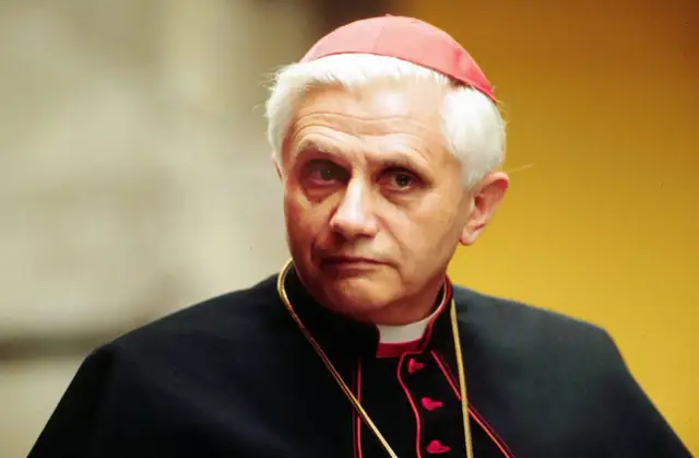 Strój kardynała – co warto wiedzieć o jego elementach i symbolice?