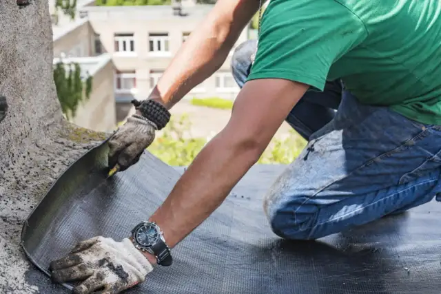 Dekarz czy to praca dla Ciebie? Zarobki, ryzyko, rozwój zawodu