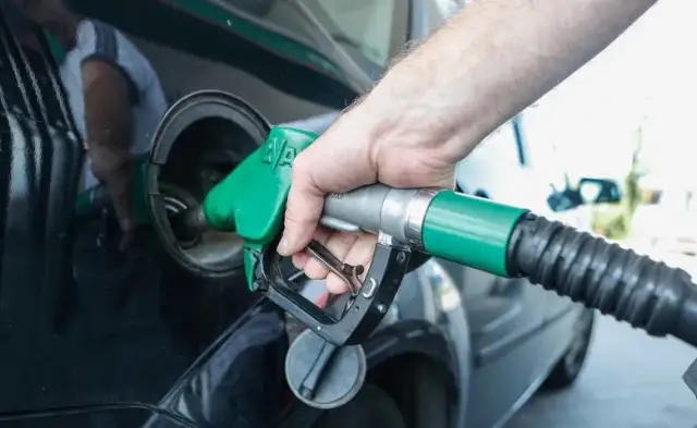 Dlaczego ropa jest droższa od benzyny? Odkryj zaskakujące powody