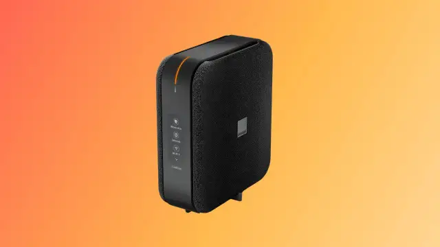 La nouvelle Livebox d'Orange, un routeur noir avec des icônes pour le mode éco, Internet et Wi-Fi 7, sur fond dégradé orange.
