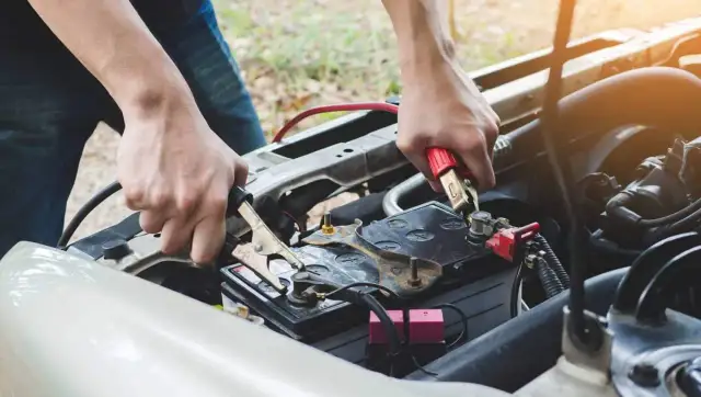 Rozładowany akumulator? Odpal auto z kabli bez ryzyka!