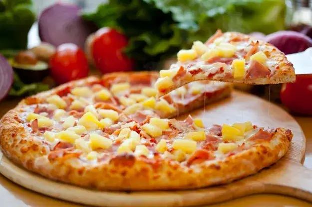 Pizza hawajska: Kto ją wymyślił i skąd ta nazwa? Prawda zaskakuje!