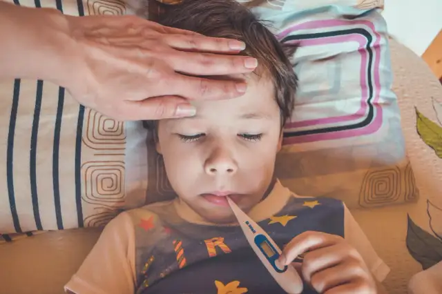 Domowe wizyty lekarskie NFZ: Kto i jak je umówić krok po kroku?