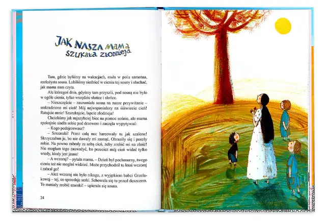 Nasza mama czarodziejka, z dziećmi pod drzewem, szuka złodzieja cienia sosny. Ilustracja z książki.