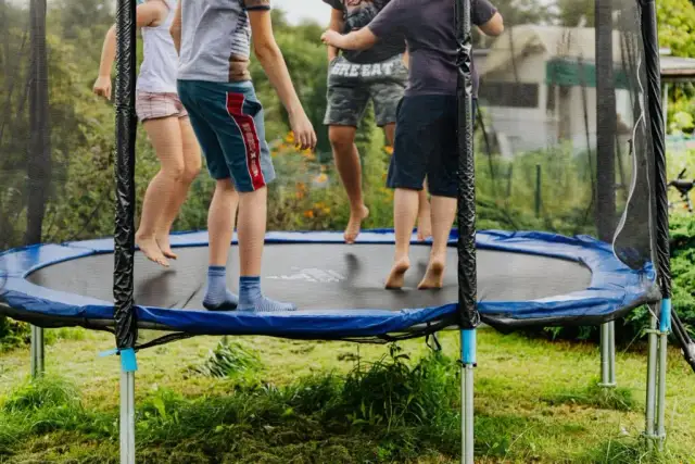 Czy trampolina jest zdrowa dla dziecka? Korzyści i ryzyko dla malucha
