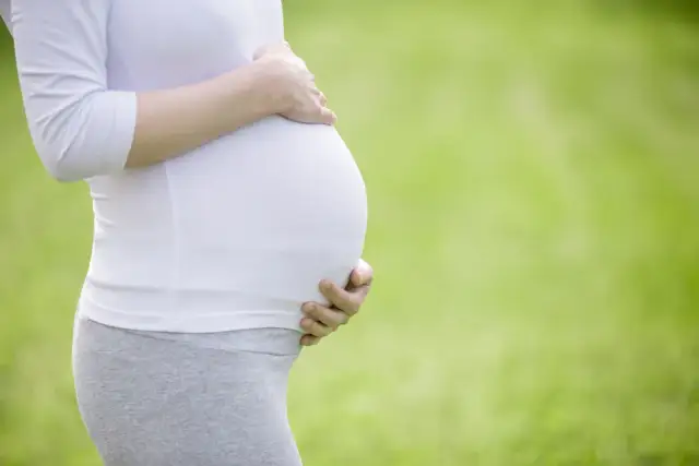Co przysługuje kobiecie w ciąży? Prawa i świadczenia, które musisz znać