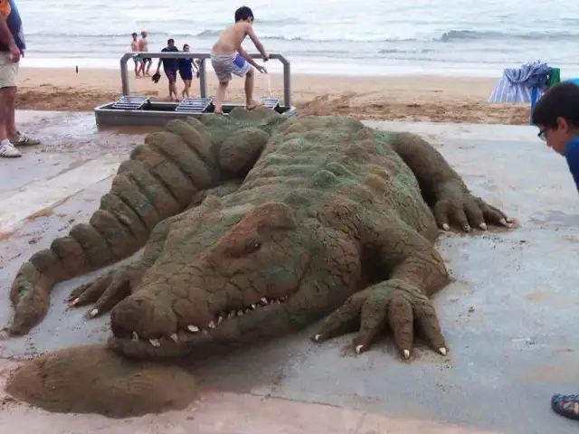 Niezwykłe rzeźby z piasku na plaży, które zachwycają turystów